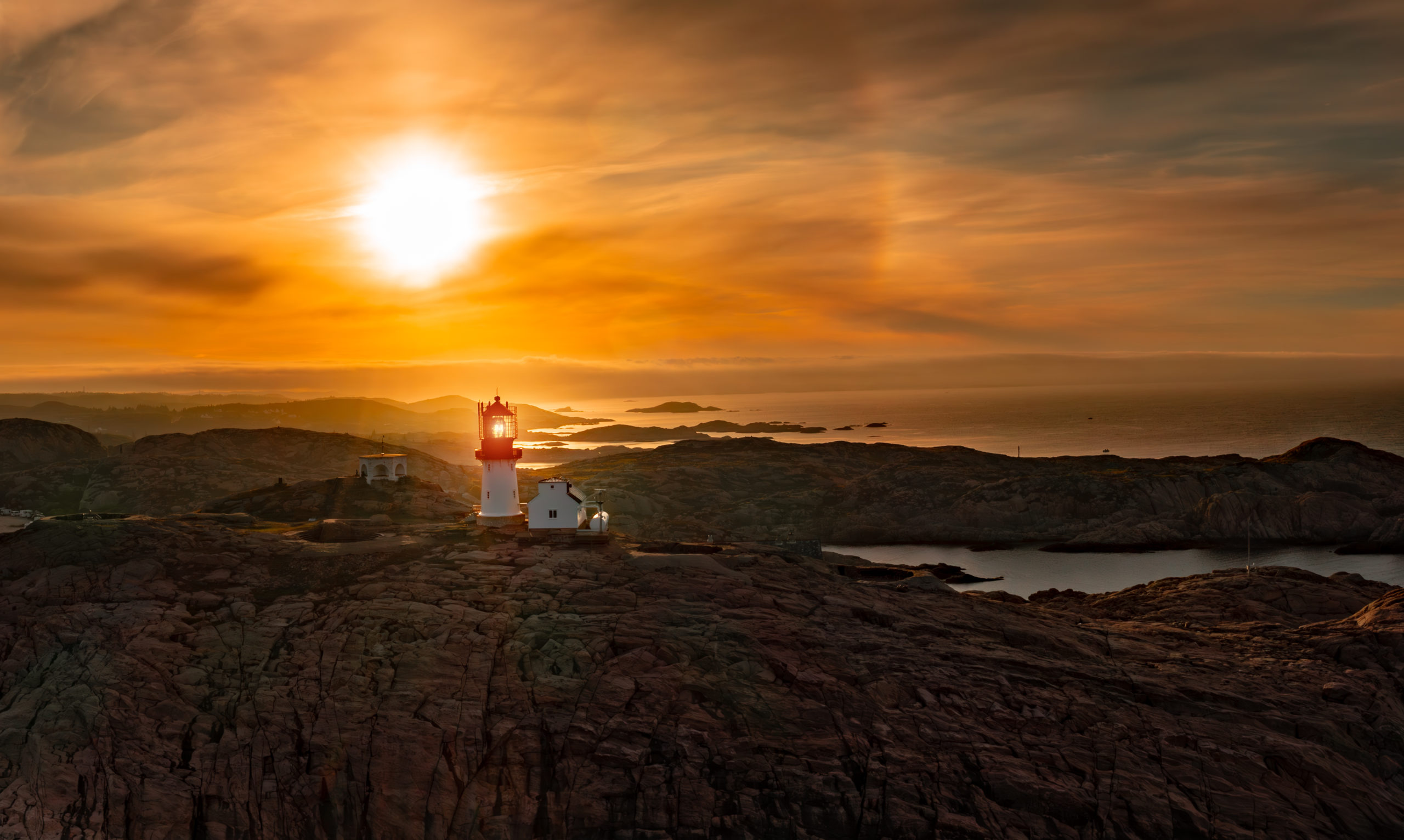 Lindesnes Fyr i kveldssol.