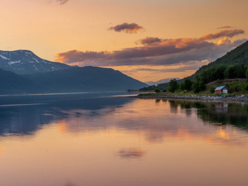 Solnedgang over fjellvann