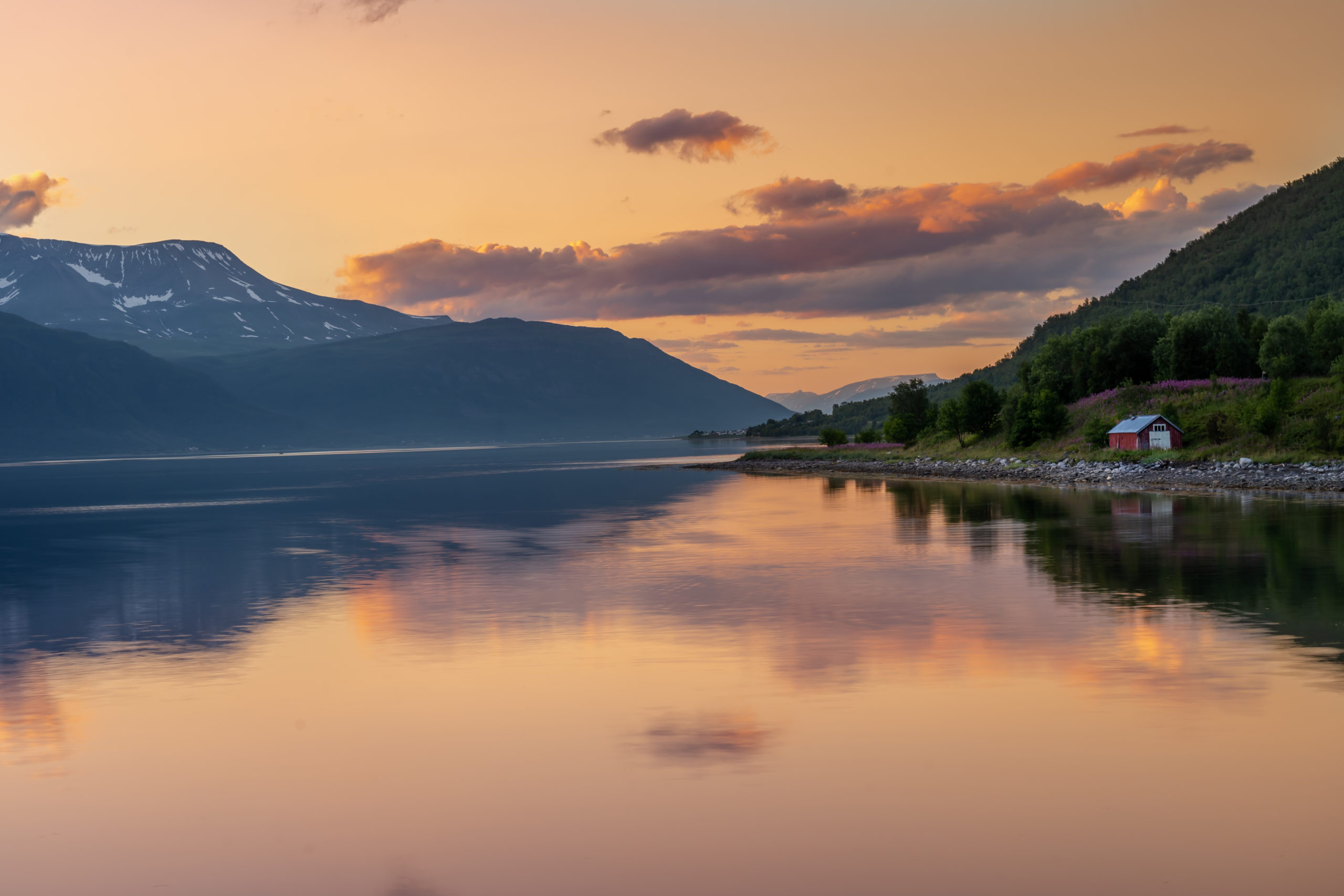 Solnedgang over fjellvann